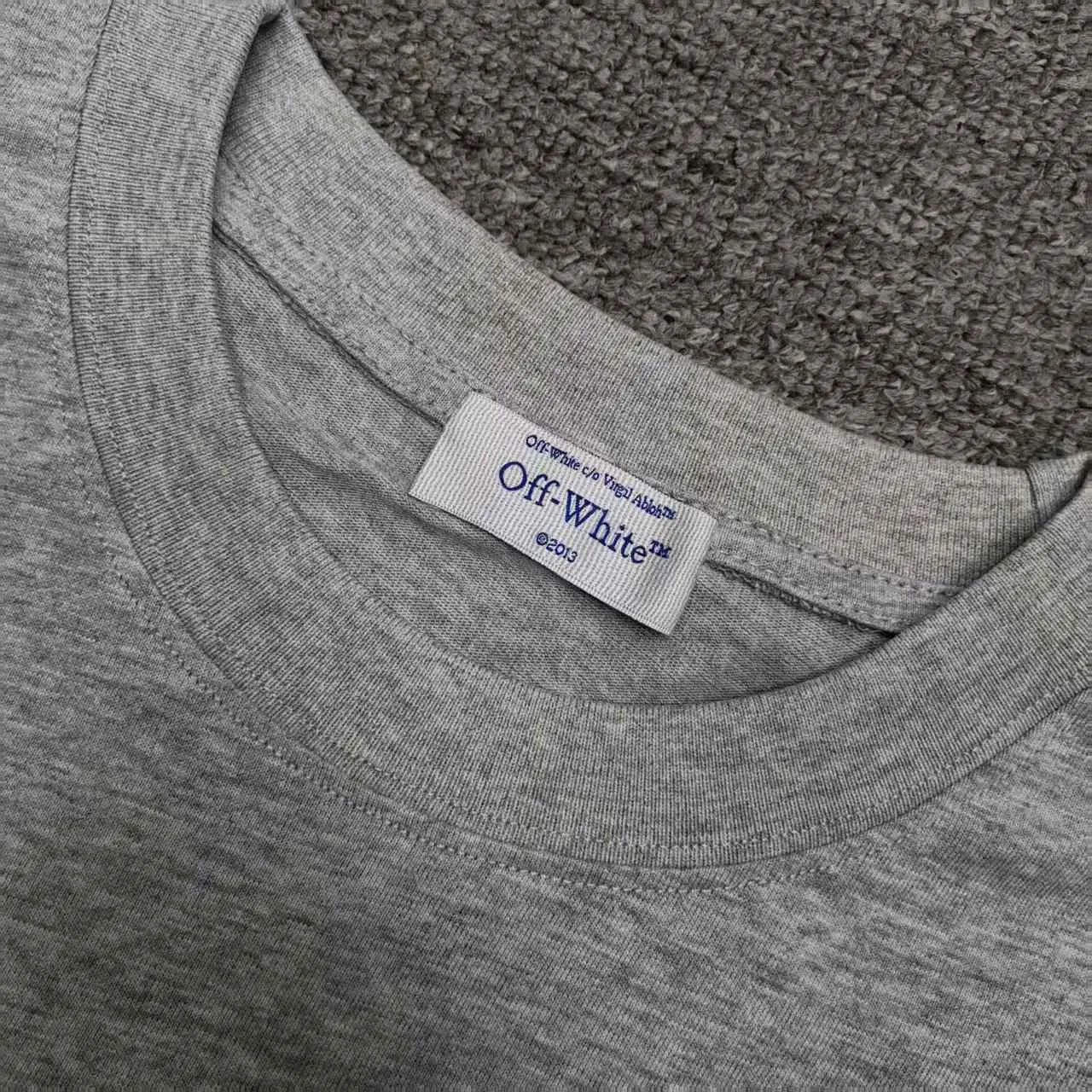 The top proven version OFF-WHI* 25SS new printed short-sleeves, loose fit, the same style for male and female couples stars. American designer Virgil Abloh founded the luxury street brand Off-White based on the pop culture of the younger generation. Walking between street culture and high-end fashion, contemporary elements are used to interpret youth culture, and fine workmanship is used to interpret trendy clothing. Photos, paintings and eye-catching graphic printing are all sources of inspiration for the designer. 32 counts of 260g double yarn pure cotton fabric, the printing uses Kornit digital direct injection technology, and the picture is clear. The white glue base ensures the firmness of the printing, and machine washing is stress-free - 1:1 original mold opening, ZP development, perfectly restored to the original version, produced by a large factory, not produced by a small factory on the market, fine wiring, top-notch craftsmanship, welcome to compare - A full set of customized accessories for collar labels, hang tags, and wash water labels - Exclusive logo packaging - No matter age, body shape or gender, it is very suitable for both men and women. All details are real photos, buy with confidence. Color: black, white gray Size: S-XL P;120